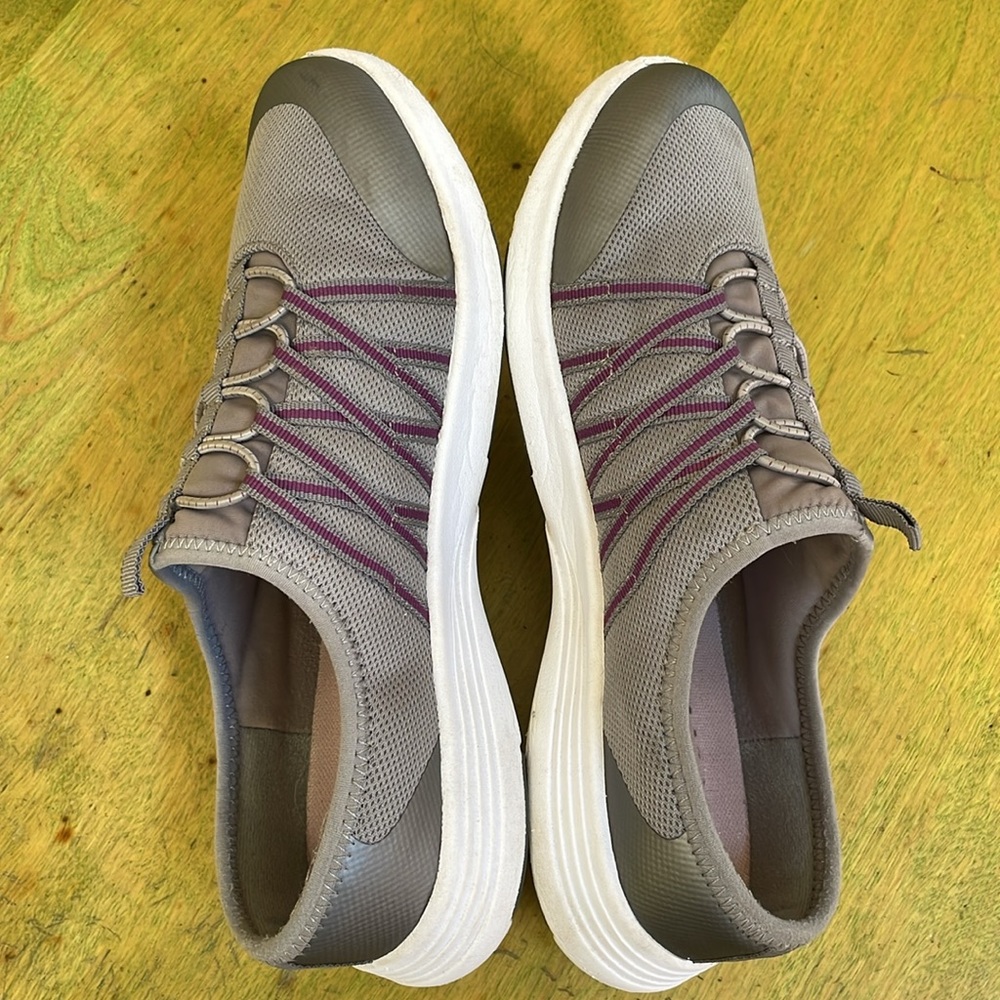 EASY SPIRIT SLIP ONS